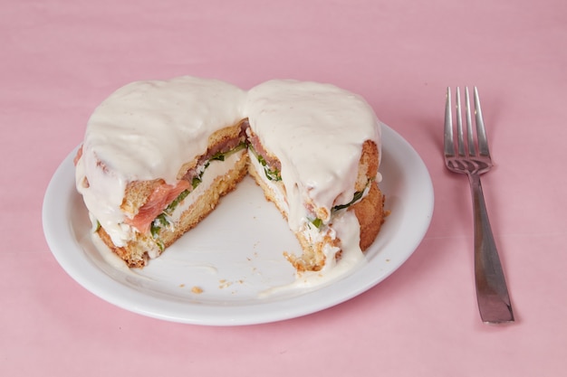 Pannenkoeken met vis, slablaadjes en groenten, een warm gerecht voor de lunch, gebakjes met zure room