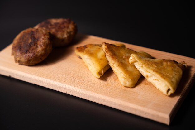 Pannenkoeken met vlees en schnitzels