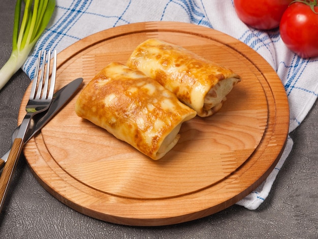 Pannenkoeken met vulling op een houten plank