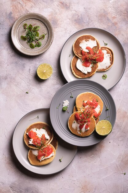 Pannenkoeken met zalm in platen voor ontbijt plat lag verticale oriëntatie