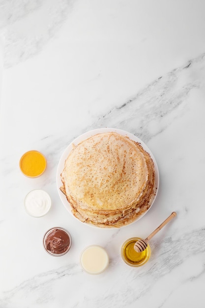 Pannenkoeken met zoete Pannenkoeken met zoete toevoegingen chocoladepasta pindakaasjam