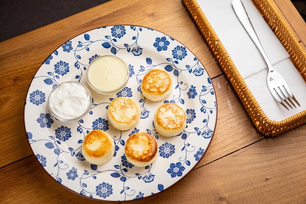 pannenkoeken met zure room en kaas op een bord