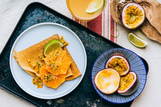 Pannenkoeken of dunne pannenkoeken met heerlijke passievrucht en limoen.