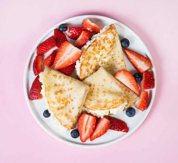 Pannenkoeken op een roze achtergrond, bovenaanzicht, flatlay close-up ,.
