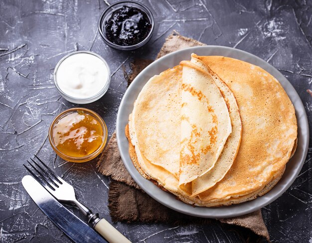 Pannenkoeken pannenkoeken met verschillende jam en room