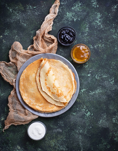 Pannenkoeken pannenkoeken met verschillende jam en room