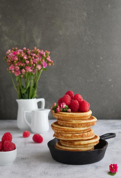 Pannenkoeken versierd met frambozen en bloemen