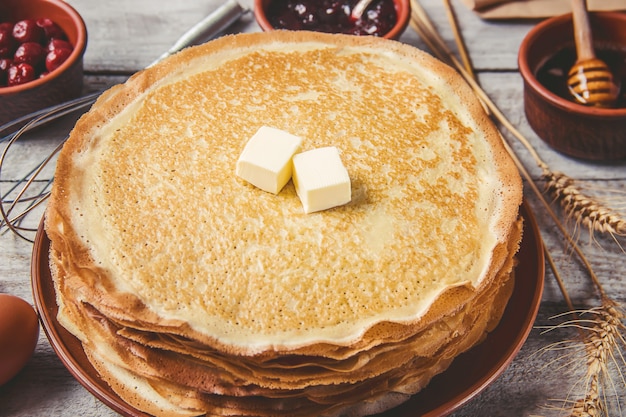 Pannenkoeken zijn huisgemaakt. pannekoeken. selectieve aandacht. voedsel