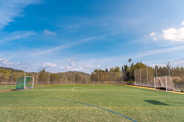 Pannenweergave van een voetbalhockey- en tennisbanen en een honkbalveld met kopieerruimte voor tekst