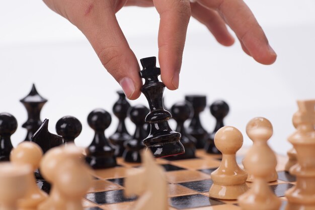 Panning shot van een schaakbord met een hand die de schaakstukken beweegt.
