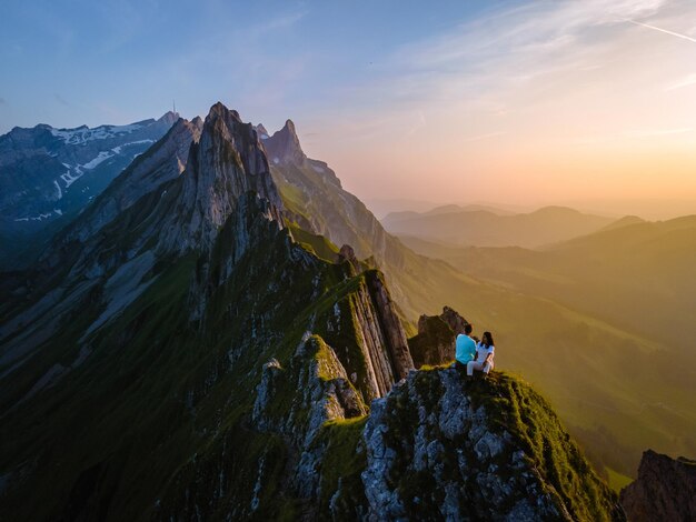 Foto panoraambeeld van de bergketen tegen de hemel bij zonsondergang