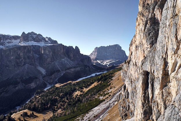 Panoraambeeld van de bergketen tegen een heldere lucht