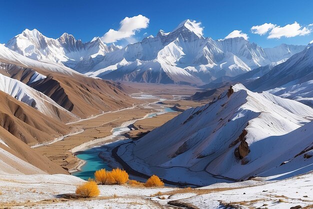 Panoraambeeld van de besneeuwde bergen in Upper Mustang Annapurna Nature Reserve trekkingroute Nepal