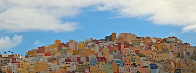 Panoraambeeld van de kleurrijke wijk van risco de san juan