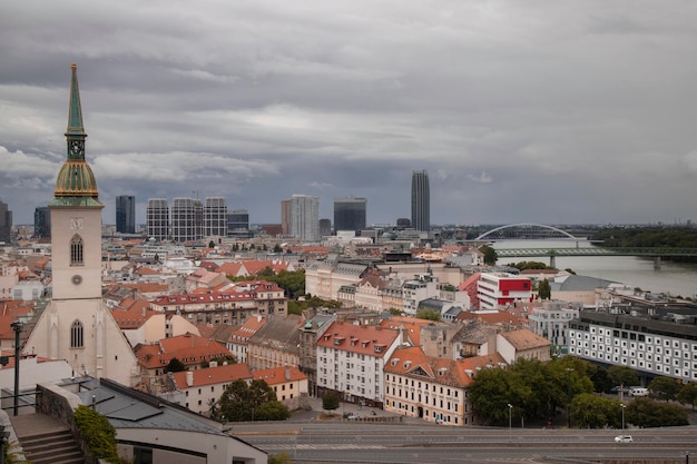 Panoraambeeld van de oude stad van Bratislava in Slowakije