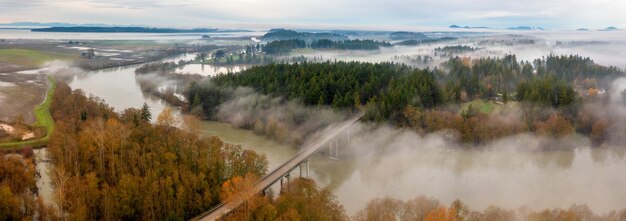 Panoraambeeld van de rivier de Skagit op een mistige ochtend drone opname van de Skagit rivier