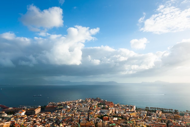 Panoraambeeld van de stad Napels en de Golf van Napels Italië Blauwe zee en de hemel met wolken bij zonsondergang