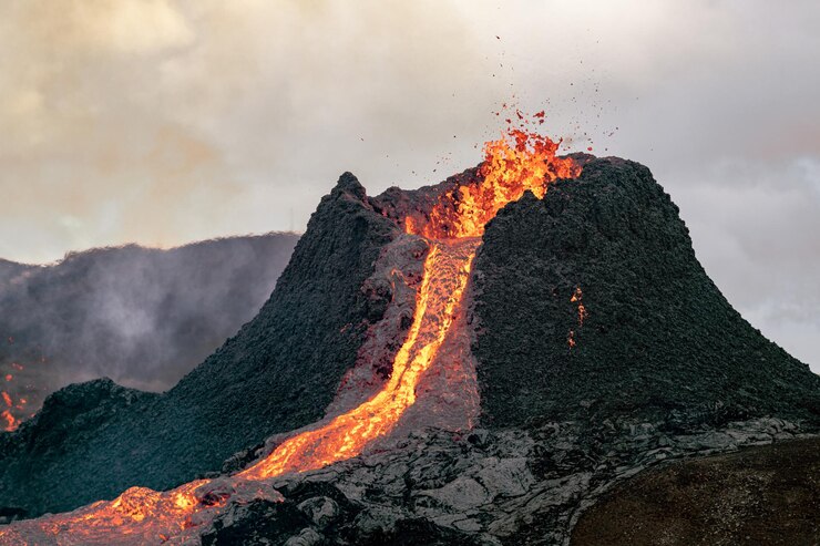 Foto panoraambeeld van een vulkanische berg tegen de lucht