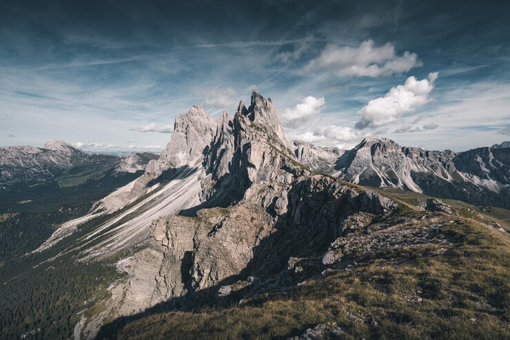 Foto panoraambeeld van het landschap en de bergen tegen de lucht