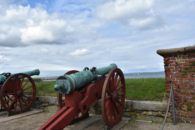 Foto panoraambeeld van oude machines op het land tegen de lucht