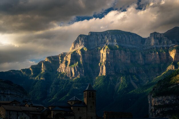 Panoraambeeld van TorlaOrdesa met het Ordesa-massief op de achtergrond Huesca Aragon