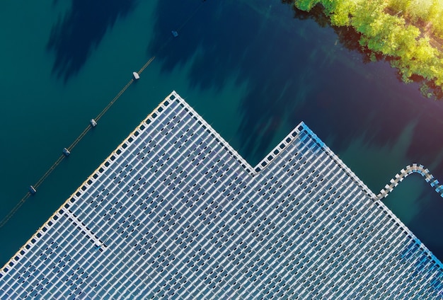 Panorama vista aerea della piattaforma di celle di pannelli solari galleggianti sul bellissimo lago energia elettrica alternativa rinnovabile