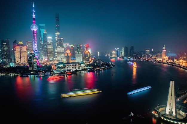 Foto vista aerea di panorama del paesaggio urbano del fiume di shanghai durante la notte