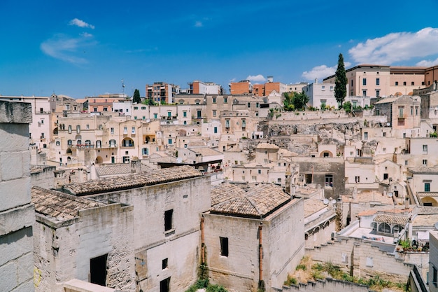 晴れた日のマテーラの古代都市のパノラマ、イタリア