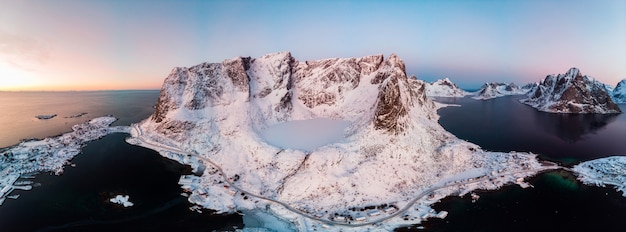 群島と冬の渓谷の氷の湖のパノラマ