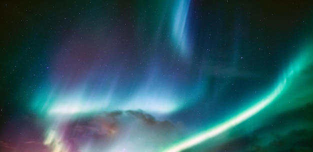 Panorama di aurora boreale, aurora boreale con stellato nel cielo notturno sul circolo polare artico in norvegia