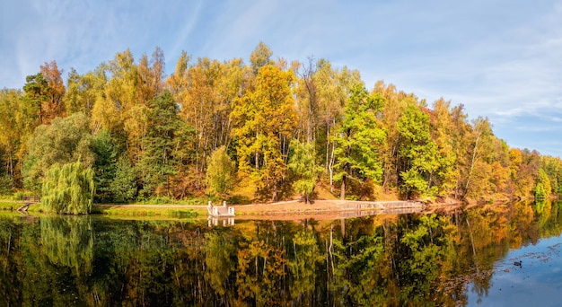 Панорама осеннего парка. Красивый осенний пейзаж с красными деревьями на берегу озера. Царицыно, Москва.