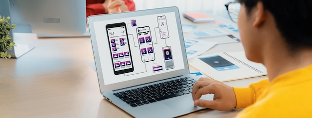 スタートアップ会社の従業員計画のパノラマバナーをユーザーインターフェースで Synergic