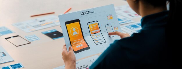 Panorama-banner van de planning van de werknemers van het start-upbedrijf op de gebruikersinterface Synergic