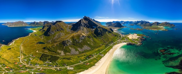 Panorama Beach Lofoten-eilanden is een archipel in de provincie Nordland, Noorwegen. Staat bekend om een onderscheidend landschap met dramatische bergen en toppen, open zee en beschutte baaien, stranden