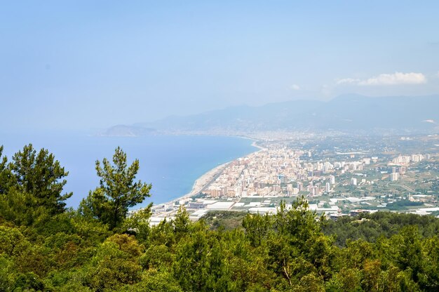 Foto panorama della spiaggia in un giorno d'estate a mahmutlar alanya