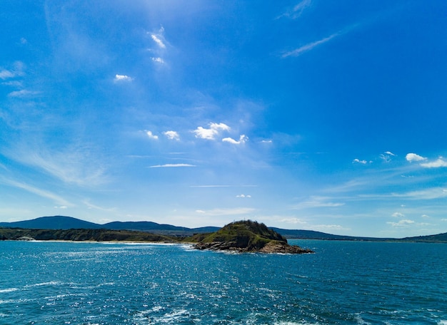 Панорама пляжа с песком и камнями у Черного моря под закатным светом в Болгарии