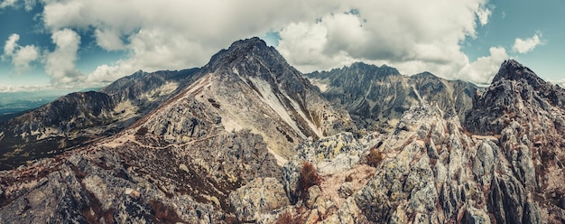 Panorama berglandschap tegen blauwe bewolkte hemel prachtig uitzicht op de steenachtige bergketen