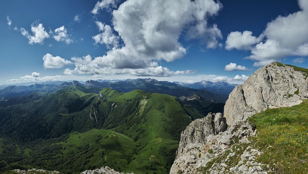 Panorama Big Thach bergketen Zomerlandschap Berg met rotsachtige top Rusland Republiek Adygea Big Thach Natuurpark Kaukasus