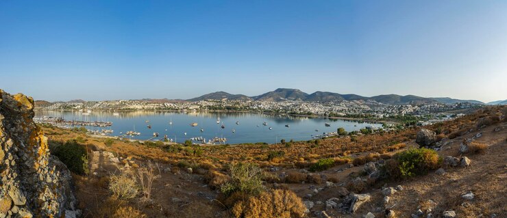 Panorama bij dageraad op de baai van de stad Gumbet in de buurt van Bodrum, Turkije.