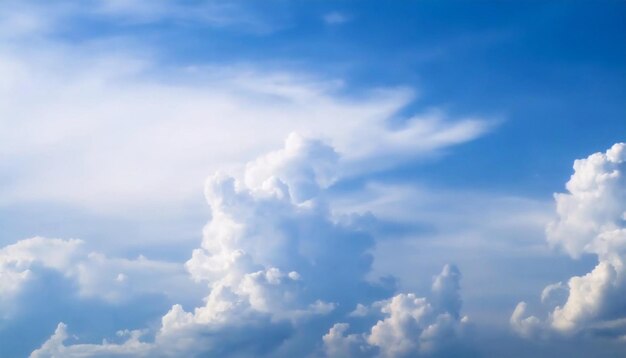 Panorama Blauwe hemel en witte wolken Fluffy wolk op de blauwe achtergrond