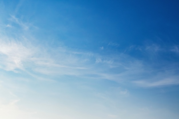 Panorama blauwe hemel met wolk en zonneschijn