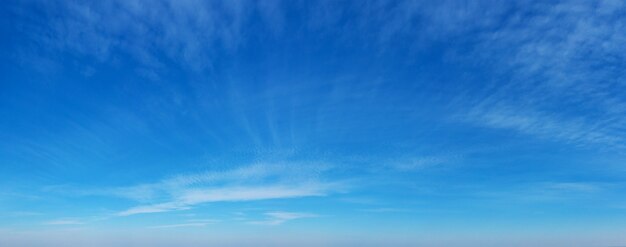 Panorama Blauwe lucht en witte wolken. Bfluffy wolk op de blauwe hemelachtergrond