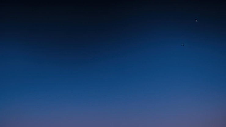 Photo パノラマ青い夜空天の川と暗い背景の星