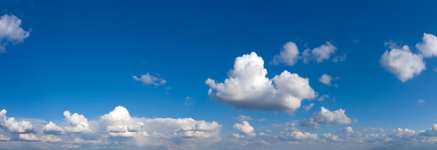 パノラマ青い空と白い雲。青空の背景にふわふわの雲