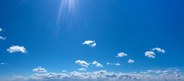 パノラマ青い空と白い雲青い空を背景にふわふわの雲