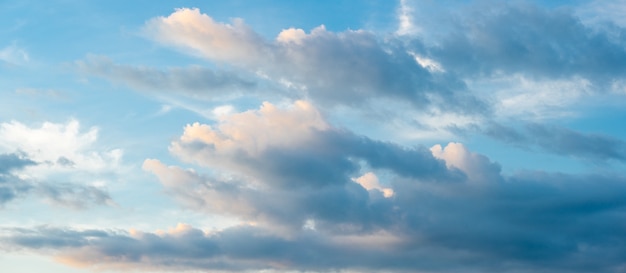 昼間のパノラマの青い空と白い雲