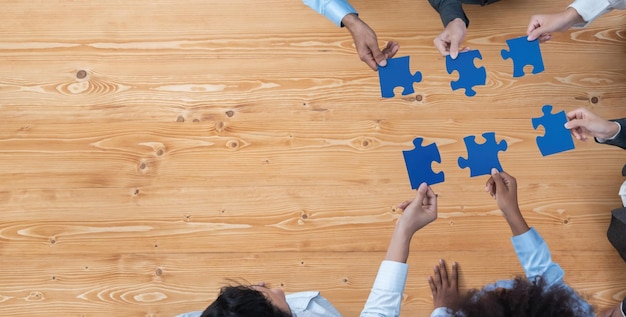 Panorama bovenaanzicht diverse bedrijfsfunctionaris werknemer samenwerken op kantoor verbinden puzzelstuk als partnerschap en teamwerk concept Eenheid en synergie in zakelijk succes met puzzel Concord