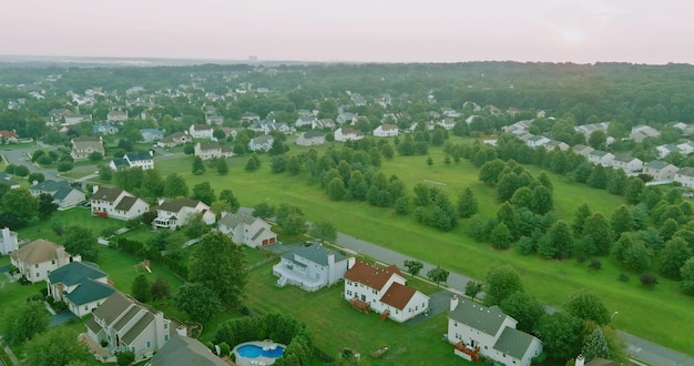 Panorama bovenaanzicht kleine Amerikaanse stad stedelijke levensstijl platteland landschap in East Brunswick New Jersey