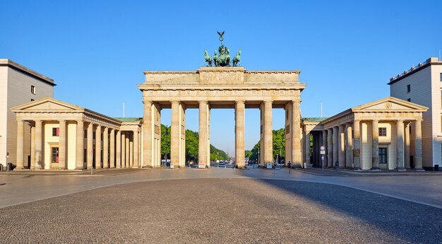 Panorama of the brandenburg gate in berlin early in the morning