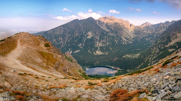 High Tatras, 슬로바키아에서 일출 숨막히는 Popradske pleso 산 호수보기의 파노라마